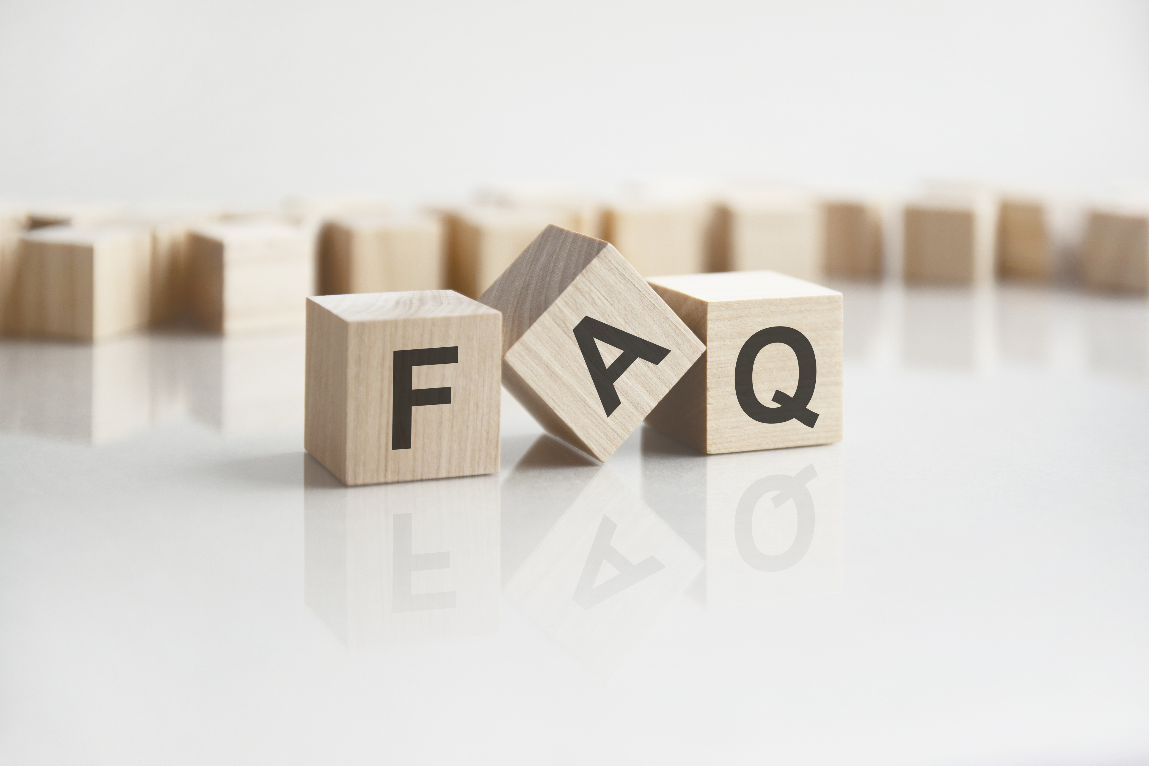 Drei Buchstaben FAQ auf Holzwürfeln