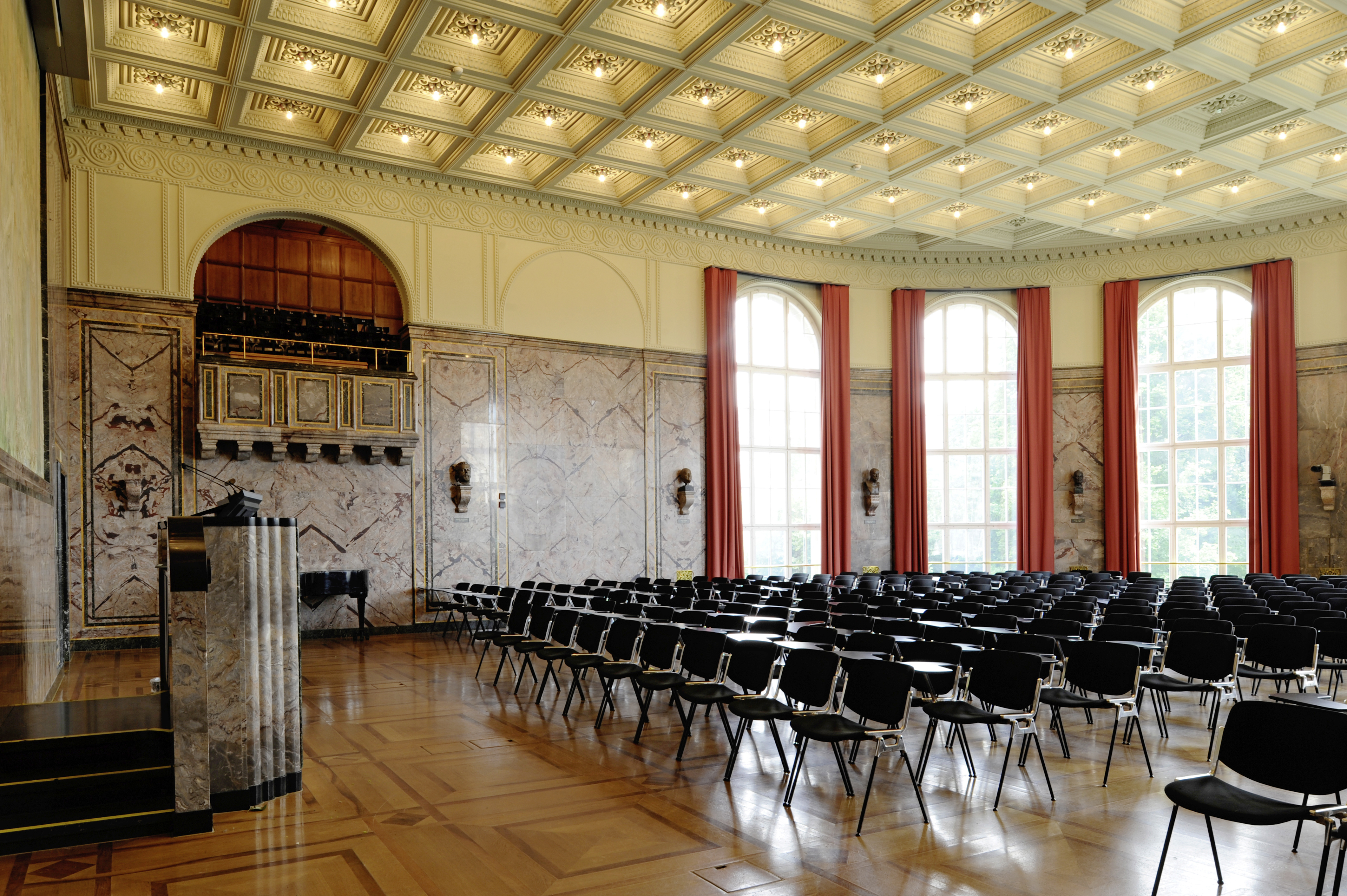 Aula mit Podium und Bestuhlung