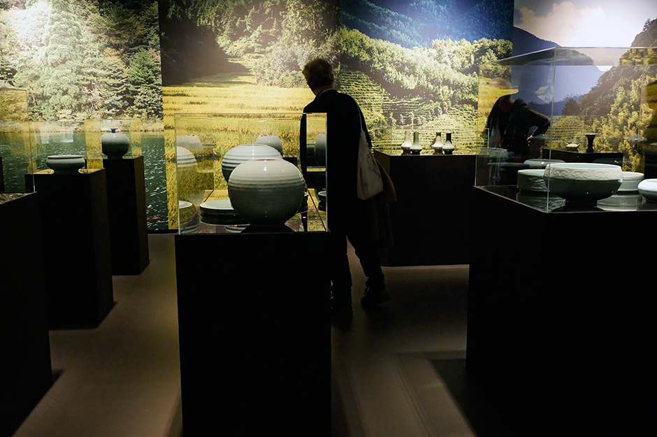Völkerkundemuseum, Ausstellung «Seladon im Augenmerk. Jadegleiche Porzellane und ihre Meister in Longquan, VR China» (24.11.2019 bis 07.03.2021) 